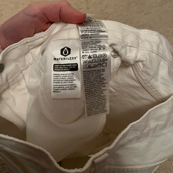 Levi’s High Loose Short in White - Picture 5 of 7